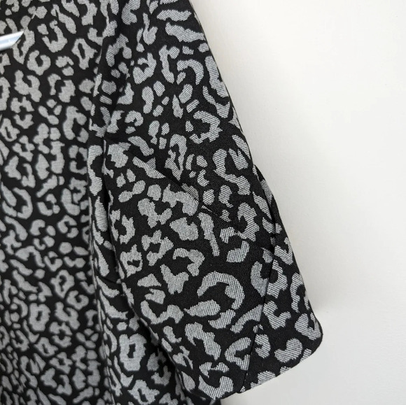 Banana Republic Black & Silver Grey Leopard Print Dressy Top Short Sleeve Medium - Picture 3 of 7